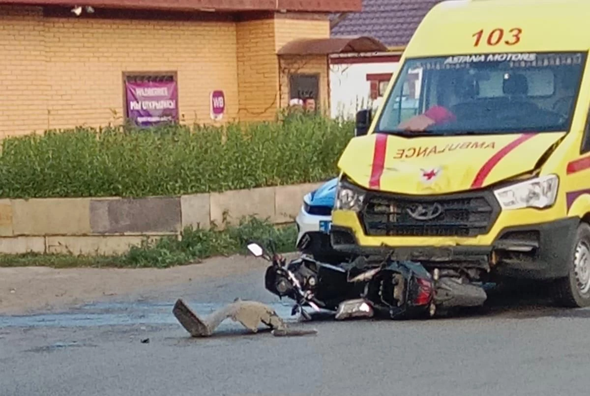 Скутер врезался в машину скорой помощи в Уральске